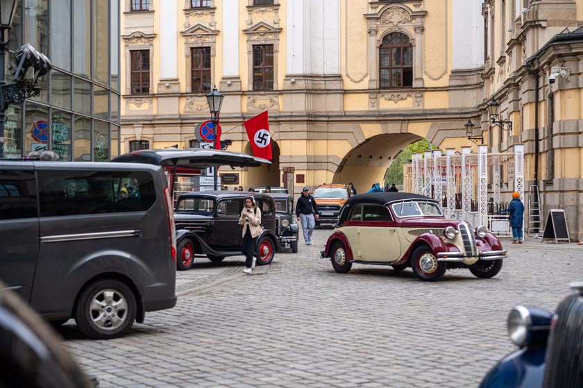 Plan zdjęciowy w okolicach Uniwersytetu Wrocławskiego. - Z uwagi na szczególne tło historyczne serialu (nazistowskie Niemcy lat 30. XX wieku), w przestrzeni miasta powstaną plany scenograficzne, uwzględniające określone znaki i symbole, charakterystyczne dla danego okresu historycznego, których nie należy w żaden sposób interpretować dosłownie – są jedynie dekoracją do filmu - informuje producent filmu